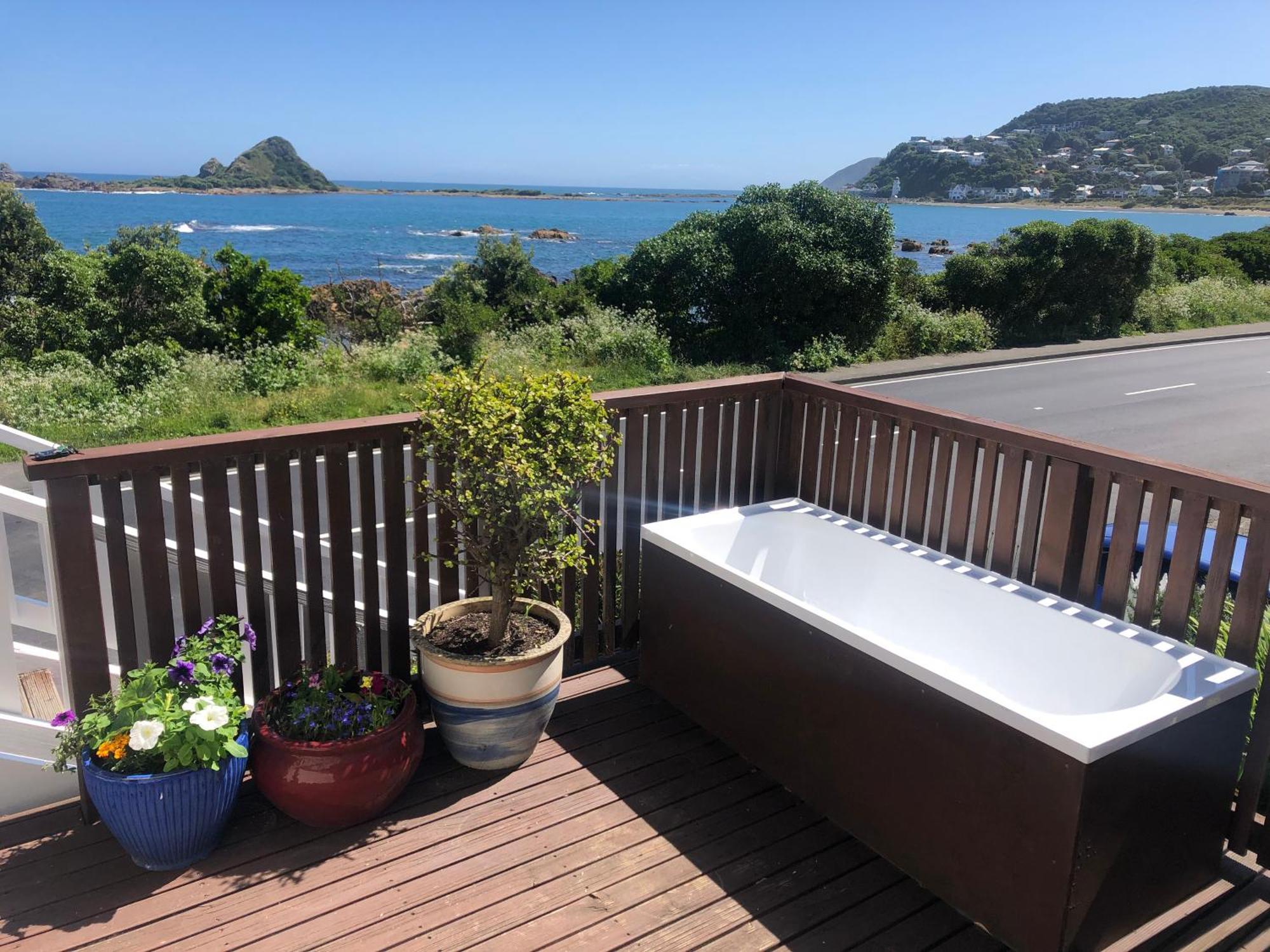 Апартаменты Seafront Haven In Island Bay With Deck, Outdoor Bath, And Parking Веллингтон Экстерьер фото